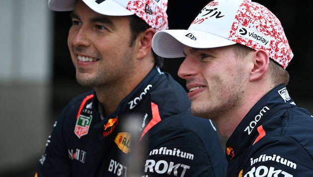 Max Verstappen (right) and Sergio Perez had a good laugh in Suzuka. (Bild: APA/AFP/Philip FONG)