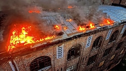 Insgesamt sechs Feuerwehren standen bei dem Brand im Einsatz. (Bild: Bezirksfeuerwehrkommando Bruck/Leitha)