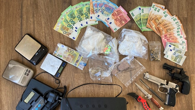 A rendőrség a házkutatások során pénzt, kábítószert és fegyvereket foglalt le. (Bild: LPD Steiermark)