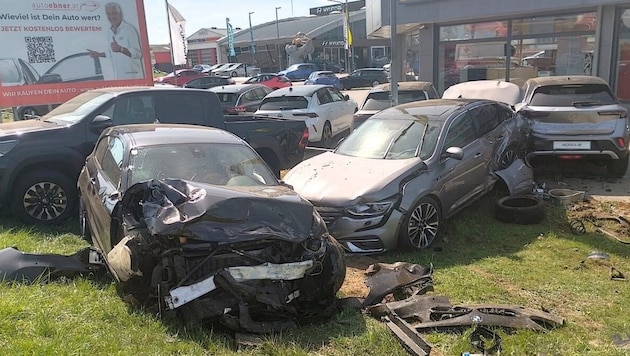 Sürücünün arabası bir araba satıcısının tesislerinde son buldu. (Bild: APA/FEUERWEHR FELIXDORF)