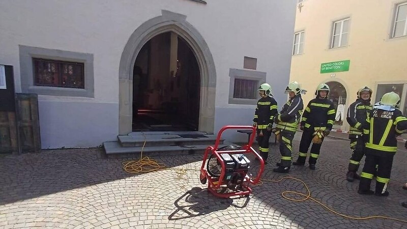 Anschließend wurde die Kirche mit speziellem Gerät durchlüftet. (Bild: Feuerwehr Feldkirch-Stadt)