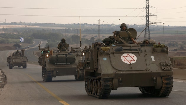 Izraeli katonák páncélozott járművekkel a Gázai övezetben (archív fotó) (Bild: AFP)