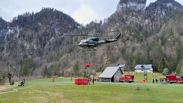 Wildalpen'deki söndürme çalışmaları yeniden devam ediyor. (Bild: Freiwillige Feuerwehr Mariazell)