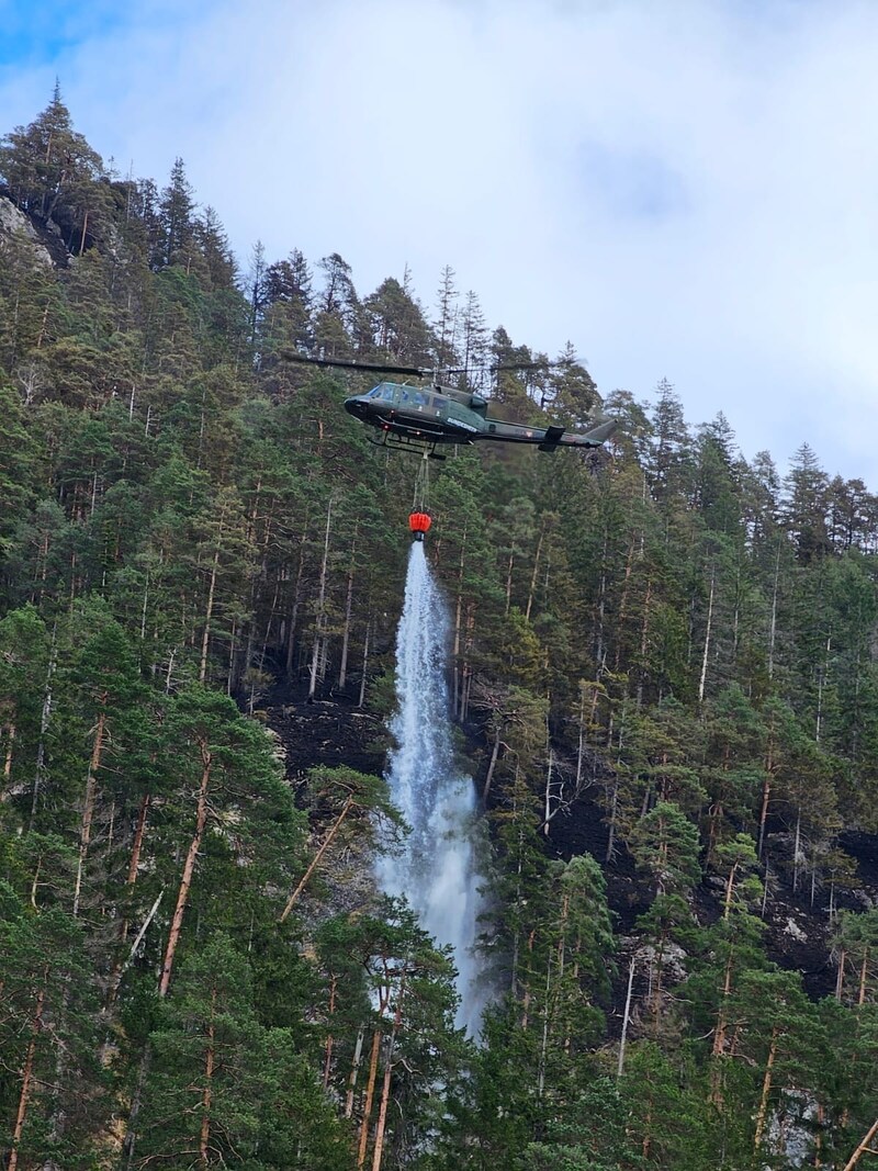 Die Löschhubschrauber sind im Dauereinsatz. (Bild: Freiwillige Feuerwehr Mariazell)