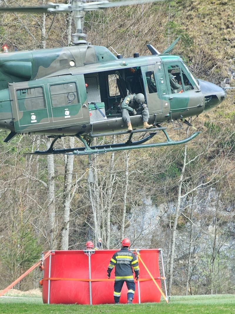 Viele Freiwillige helfen zusammen. (Bild: Freiwillige Feuerwehr Mariazell)