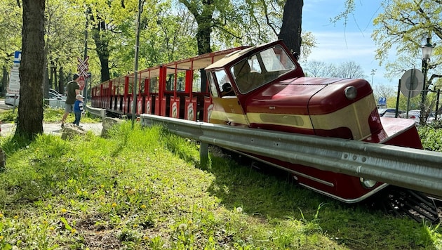 Die verunfallte Liliputbahn im Wiener Prater (Bild: „Krone“-Leserreporter)