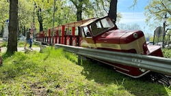 Die verunfallte Liliputbahn im Wiener Prater (Bild: „Krone“-Leserreporter)