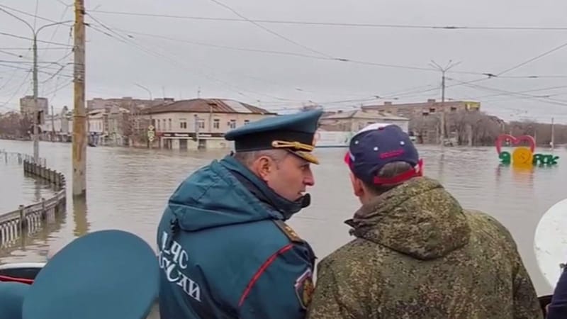 Minister Kurenkow (li. in Uniform) im Krisengebiet (Bild: APA/AFP/Russian Emergencies Ministry/Handout)