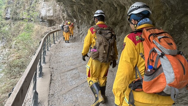 A mentők a tajvani Taroko Nemzeti Parkban kutatnak a földrengés után. (Bild: CNA)