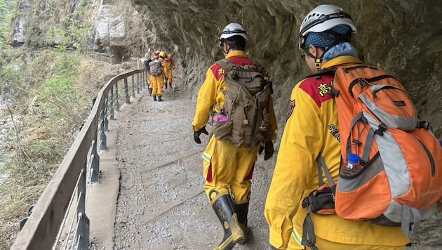 Rescuers searching in the Taroko National Park after an earthquake in Taiwan (Bild: CNA)