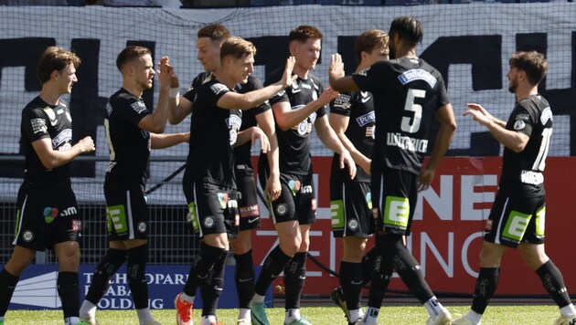 SK Sturm Graz celebrate a 1-0 win against LASK. (Bild: APA/ERWIN SCHERIAU)