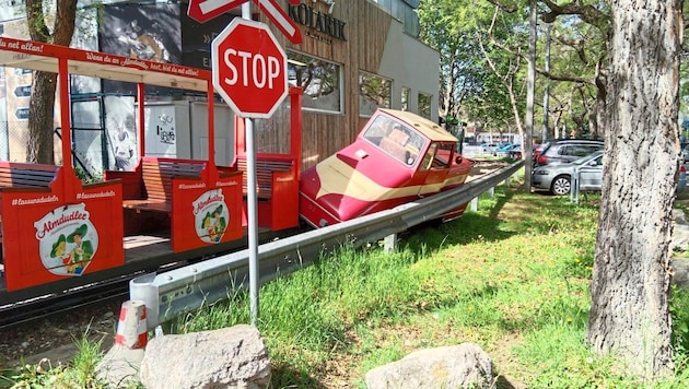 Nem sokkal Luftburg előtt kisiklott a népszerű Liliputbahn, szerencsére nem történt sérülés. (Bild: Liliputbahn)