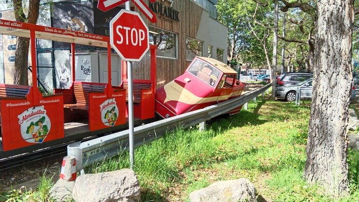 Kurz vor der Luftburg entgleiste die beliebte Liliputbahn, zum Glück gab es dabei keine ...