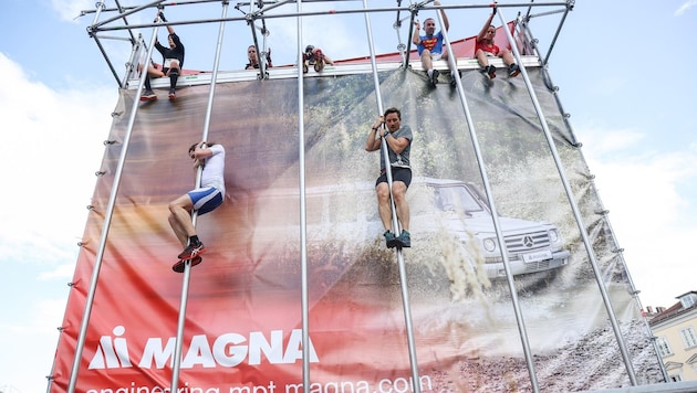 Egal ob beim herausfordernden Hindernis „Mission Magna“  oder beim Erklimmen der hohen Wand powered by GT Gerätetechnik – beim foodora Linzathlon am 25. Mai hilft man sich gegenseitig. (Bild: GEPA pictures/ Harald Steiner)