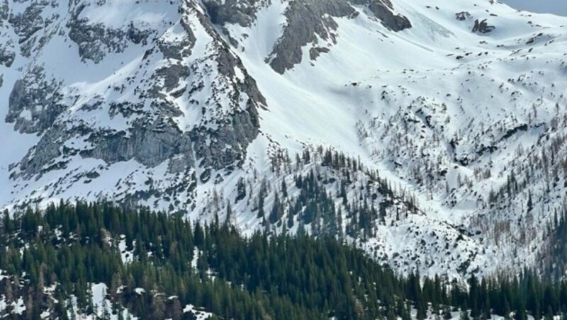 Obwohl im Gaistal zwischen Ehrwald und der Leutasch noch tief winterliche Bedingungen vorherrschen, sind Radfahrer und sommerlich gekleidete Wanderer im Schnee unterwegs. (Bild: Robin Lutnig)