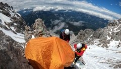 Immer wieder müssen die Ehrwalder Bergretter Alpinisten von der Zugspitze holen, die fahrlässig unterwegs waren. (Bild: Bergrettung Ehrwald)