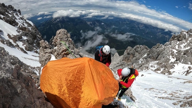 Az ehrwaldi hegyimentőknek újra és újra ki kell menteniük a Zugspitzéről a figyelmetlenül közlekedő alpinistákat. (Bild: Bergrettung Ehrwald)