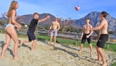 Beach-Volleyball statt Skifahren – in Altmünster am Traunsee herrschten hochsommerliche Temperaturen. (Bild: Hörmandinger Reinhard)