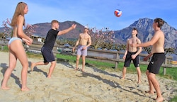 Beach-Volleyball statt Skifahren – in Altmünster am Traunsee herrschten hochsommerliche Temperaturen. (Bild: Hörmandinger Reinhard)