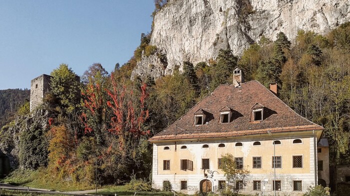 Gasthof Pichler: Built between the 13th and 15th centuries, the house in Federaun near Villach ...
