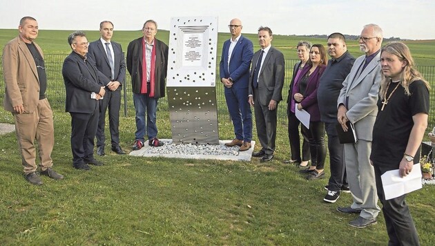 Roma-Vertreter, LR Schneemann, Bgm. Zimara, NR Berlakovich und Labg. Petrik bei der Denkmalenthüllung (Bild: LMS/Daniel Fenz)