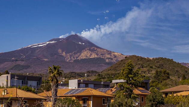 Etna: Volkanik girdap halkaları yeni oluşan bir kraterden ortaya çıkıyor. (Bild: The Associated Press)