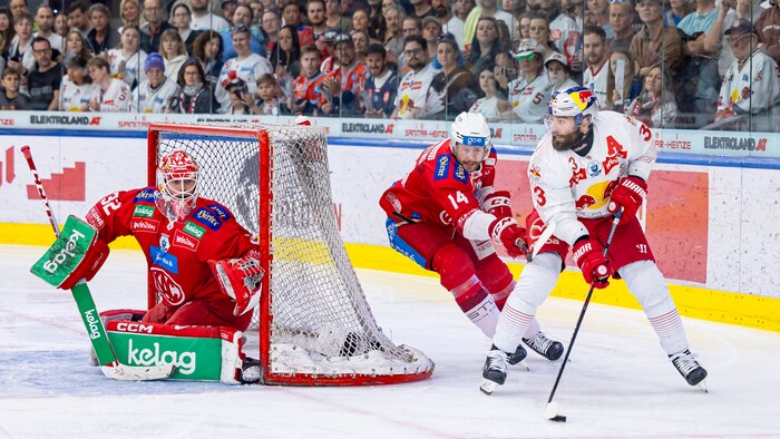 KAC-Verteidiger Paul Postma (Mi.) traf zur wichtigen 3:1-Führung!