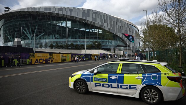 Die Polizei ermittelt in einem Mordfall, der sich vor dem Tottenham-Stadion ereignet hat. (Bild: APA/AFP/HENRY NICHOLLS)