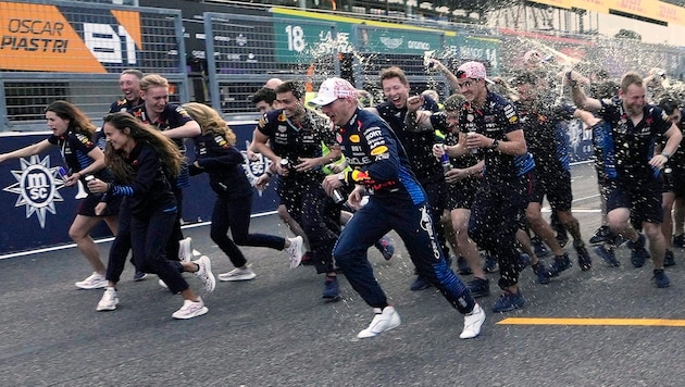 Max Verstappen unter der „Champagner-Dusche“ (Bild: ASSOCIATED PRESS)