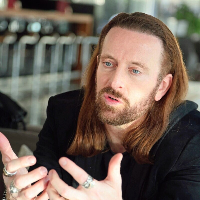 The business philosopher, bestselling author and former handball player Anders Indset met with the "Krone" for an interview at the Hotel Congress in Innsbruck. (Bild: Johanna Birbaumer)