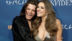 Damian Hurley und Liz Hurley haben ein inniges Verhältnis. Dennoch darf der 22-Jährige bei Mama daheim nicht vor 18 Uhr fernsehen. (Bild: APA/Getty Images via AFP/GETTY IMAGES/Jamie McCarthy)