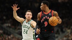 RJ Barrett (r.) im Zweikampf mit Pat Connaughton (Bild: APA/Getty Images via AFP/GETTY IMAGES/Stacy Revere)