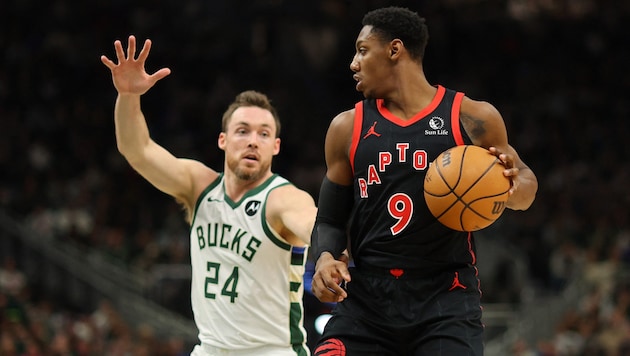 RJ Barrett (r.) in a duel with Pat Connaughton (Bild: APA/Getty Images via AFP/GETTY IMAGES/Stacy Revere)
