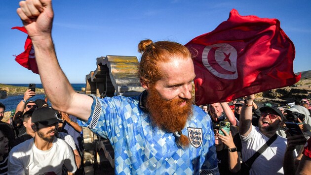 Russ Cook after crossing the finish line at Ras Angela in Tunis (Bild: AFP)
