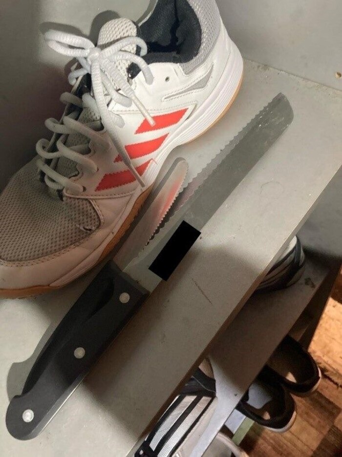 Die zwei Messer wurden von der Polizei sichergestellt.