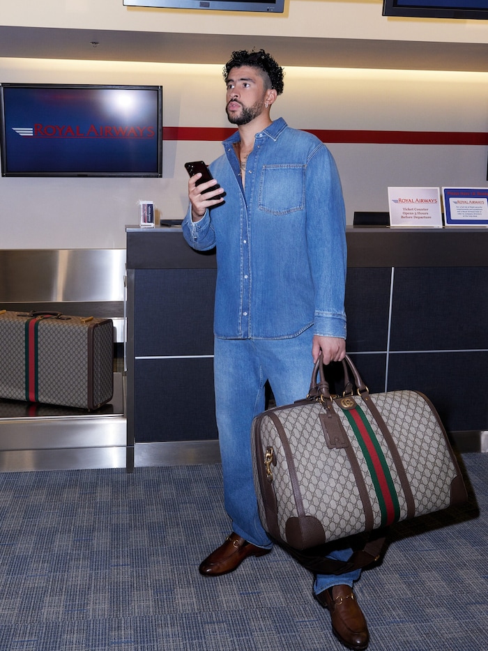 Rapper Bad Bunny verreist in der neuen Kampagne solo.