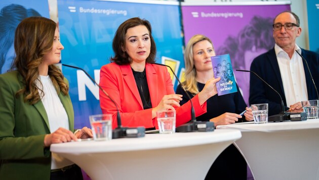 State Secretary for Youth Claudia Plakolm, Minister of Justice Alma Zadic, Minister of Family Affairs Susanne Raab and Minister of Social Affairs Johannes Rauch (Bild: APA/GEORG HOCHMUTH)