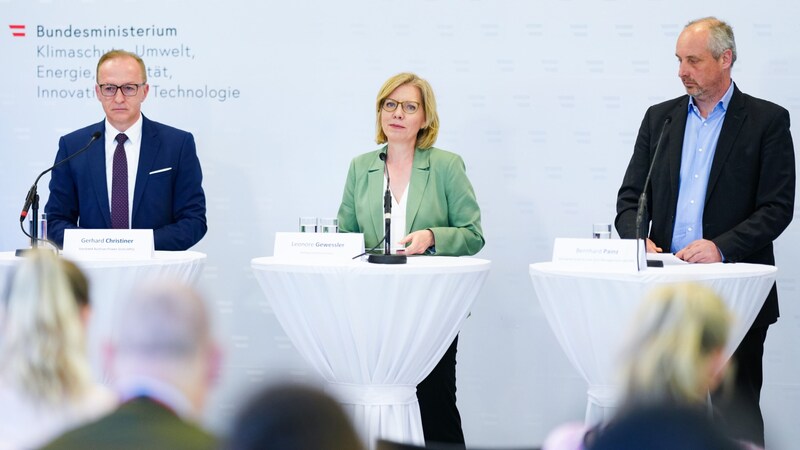 Gerhard Christiner, az APG igazgatótanácsának tagja, Leonore Gewessler energiaügyi miniszter (GREENS) és Bernhard Painz, az AGGM igazgatótanácsának tagja. (Bild: APA/EVA MANHART)