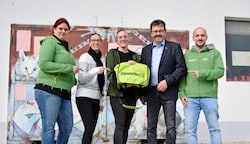 Stadträtin Barbara Stark (zweite von link) und Bürgermeister Gerhard Lentschig (zweiter von rechts) mit den neuen Sozialarbeitern. (Bild: Gabriele Hohenegger)