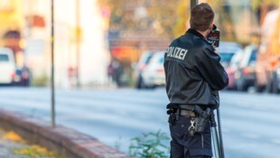 Mit einem Lasermessgerät führte die Polizei am Samstag in Osttirol Kontrollen durch. 