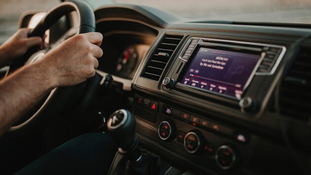 Car brands collect "far more data than is actually necessary" and would monitor citizens at every turn, according to the FPÖ. (Bild: David Molina Grande, stock.adobe.com)