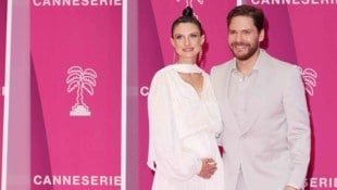 Felicitas Rombold und Daniel Brühl lüfteten in Cannes ihr süßes Geheimnis. (Bild: www.photopress.at)