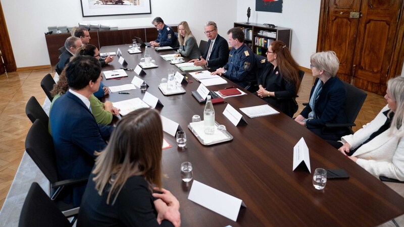 In der Grazer Burg diskutierte LH Christopher Drexler mit Experten zum Thema Jugendkriminalität. (Bild: Land Steiermark)