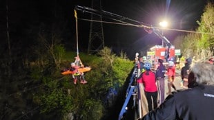 Wasserrettung, Bergrettung und Feuerwehr konnten den 19-Jährigen nur noch tot bergen. (Bild: zoom.tirol)