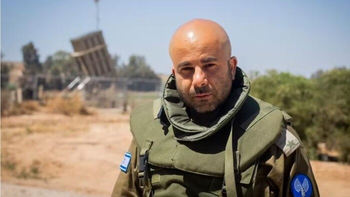 Major Arye Sharuz Shalicar, aufgewachsen in Berlin, erklärt seit Kriegsbeginn die Gaza-Operation ...