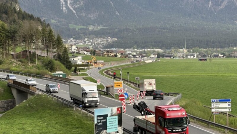 The diversion in front of the tunnel has been active since Monday. (Bild: ZOOM.TIROL, Krone KREATIV)