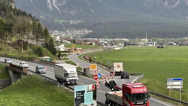 The diversion in front of the tunnel has been active since Monday. (Bild: ZOOM.TIROL, Krone KREATIV)