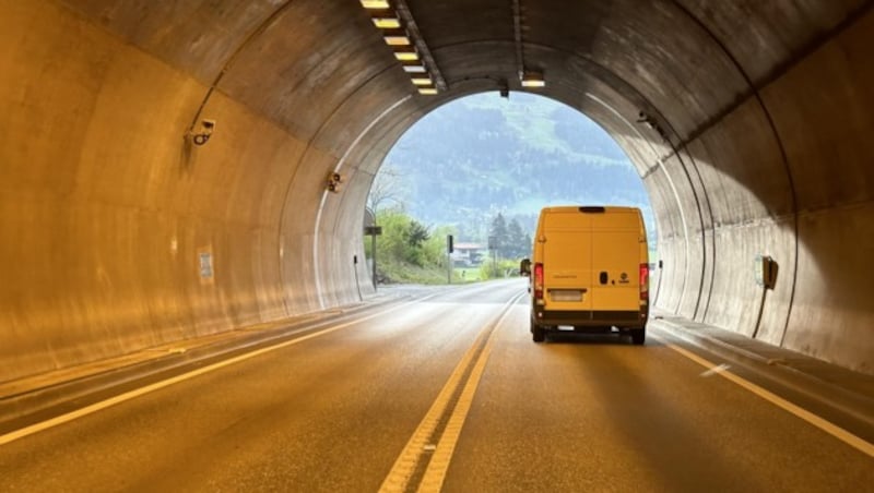 Der Tunnel ist nun elf Wochen nur einspurig befahrbar. (Bild: ZOOM.TIROL, Krone KREATIV)