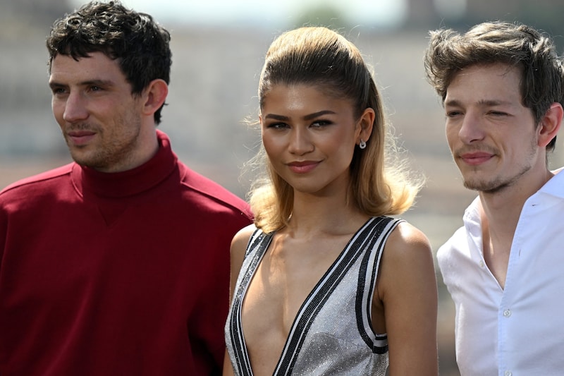 Zendaya und ihre Co-Stars Josh O‘Connor und Mike Faist. (Bild: APA/AFP/Tiziana FABI)