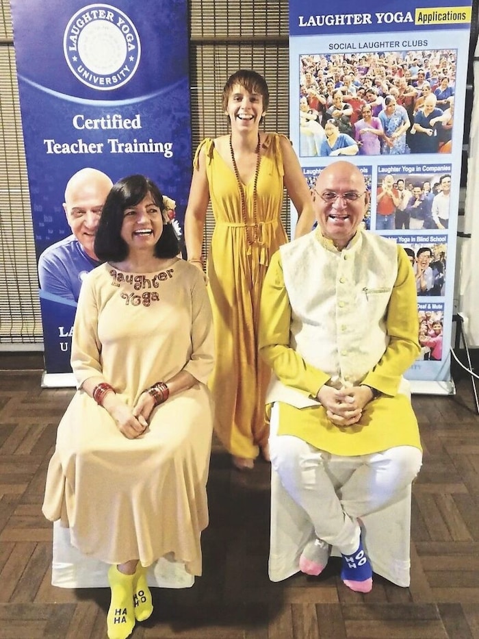 Ihre Ausbildung zur Lachyoga-Lehrerin führte Anika Bruckner auch nach Indien, zum Guru des Lachens Dr. Madan Kadaria und seiner Frau Madhuri. 